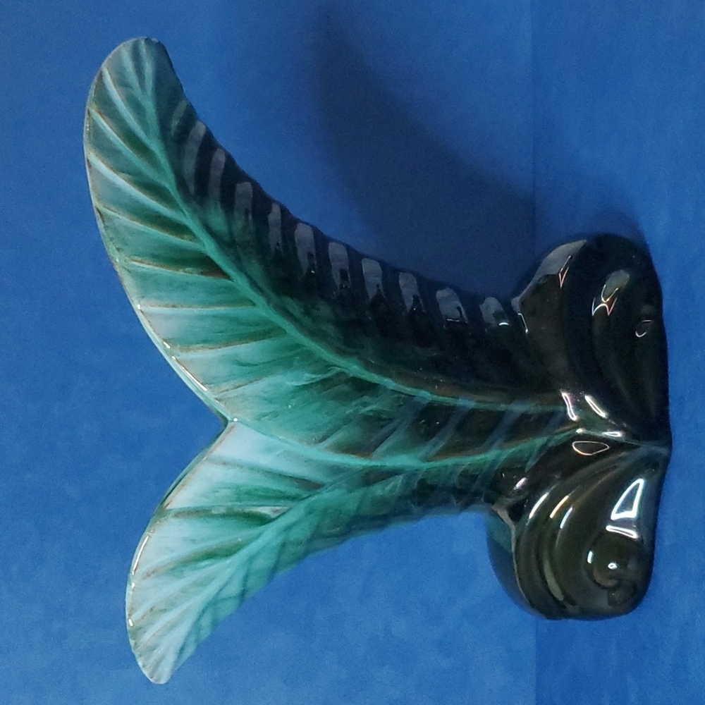 Vintage Blue Mountain Pottery Palm Leaf Vase 8" High BMP EUC